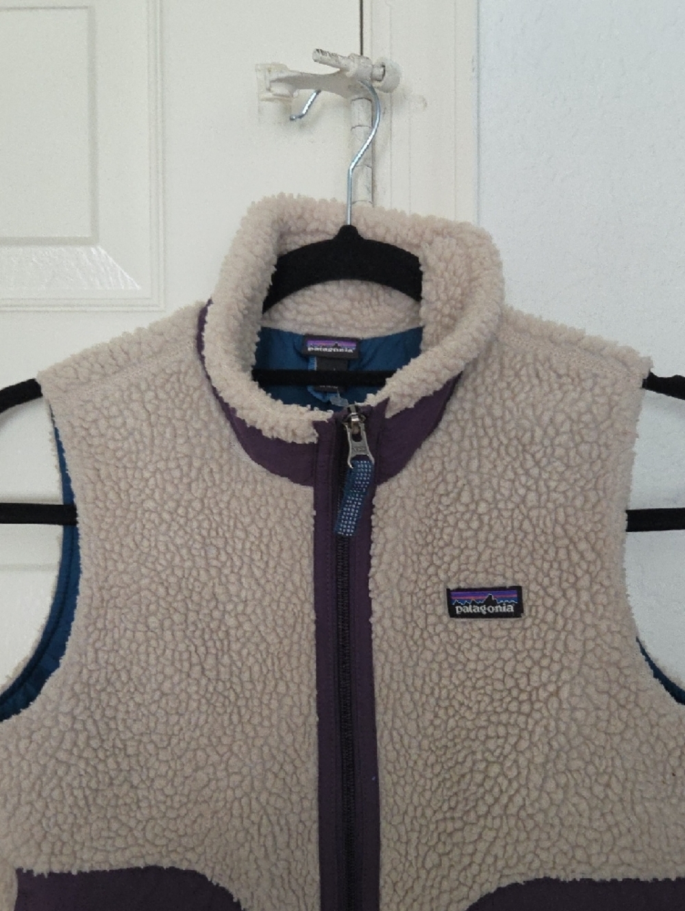 Patagonia Kids Cream Sherpa Vest with Purple Pockets - Picture 4 of 6